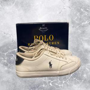 •Ralph Lauren vita sneakers. Skick: 6/10. Defekt i fram på tån på båda skorna, gått upp i lädret, där av priset (se sista bild)! Storlek: 41. Authentic: ✅. Medföljer: Skorna, OG skokartong! Hör av dig vid frågor eller funderingar, mvh SecondResell;)