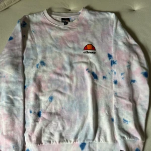 Ellesse sweatshirt tiedye - Sweathshirt från Ellesse som använts enstaka gånger, superfint skick. Uk 10 skulle gissa på M. 