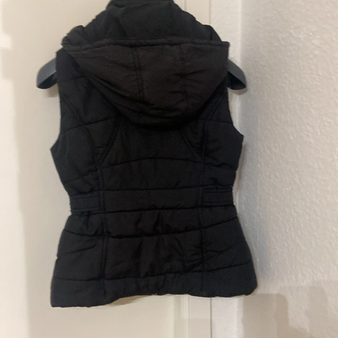 Svart quiltad dunväst med huva - 91