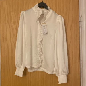 Vit blus - Helt ny, snygg blus.