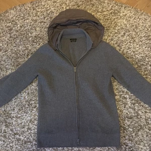 Massimo dutti cardigan  - Säljer den populära Massimo dutti cardigan i ett väldigt bra sick. Den är grå och stilren och går att klä upp till många plagg. Skriv om ni har funderingar.