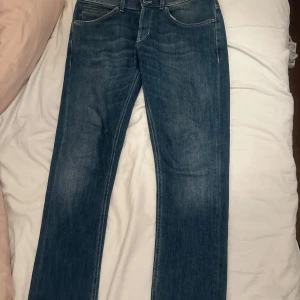 Dondup Jeans  - Nästan helt oanvända pga att dem ej passar mig . Storlek 32 priset är prutbart vid snabb affär 