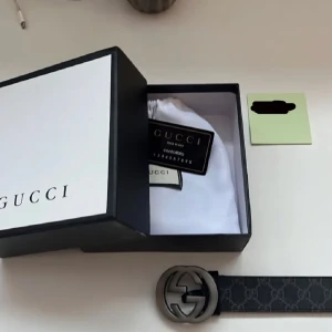 Svart Gucci bälte - Säljer svart Gucci GG bälte, G buckle. Den kommer med Dustbag och kartong och själva kortet jag fick när jag köpte den. Den är i perfekt skick har bara använts i 2 veckor. Säljer för jag köpt en annan med färg. Den är unisex men det brukar vara Män som har på sig det för det mesta. Storlek är M men passar även personer med size S. 95cm