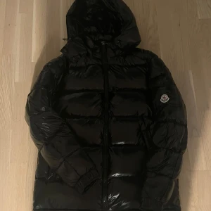 Moncler Maya - En helt oanvänd Moncler Maya i storlek 5/XL, kommer med dustbag och tags. Vid fler frågor tveka inte på att höra av dig här på Plick eller vår instagram @etikue! 🙂