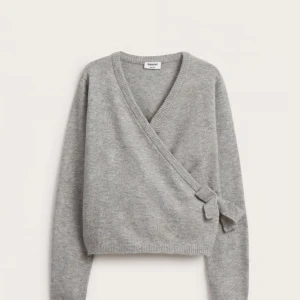 Omlottkofta - Säljer min gråa stickade kofta från kapphal, säljs för att den inte passade. Aldrig använd förut och har prislappen kvar! Skriv priv för mer bilder!