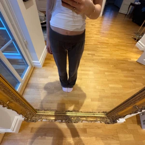 Grå mjukisbyxor från Juicy Couture - Säljer ett par grå mjukisbyxor från Juicy Couture i storlek XS. Har tappat en metall grej på ena snöret därav priset! Älskar dessa🥹💕