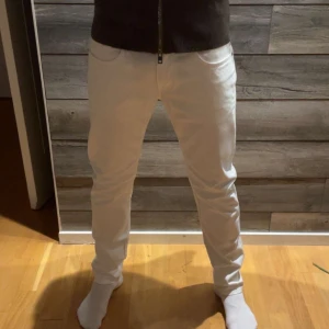70% rabatt - Vita Replay Anbass Jeans  - Här är ett par stilrena vita Replay Anbass jeans som är i topp skick. Jeansen har den klassiska femfickdesignen. Dessa jeans har inte hål, defekter eller fläckar. De är in princip nya, finns inget tecken på användning. Endast använda någon gång. Storlek: 33 ( Waist:33, Längd: 32) Skick: 10/10. Nypris:1600 kr (70% rabatt) Saknar prislapp och box. Kan skickas fler bilder vid behov! Vid minsta lilla fundering finns jag tillgänglig att fråga! Pris kan sänkas vid snabb försäljning!