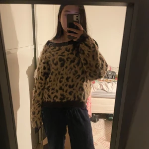 leopard stickad tröja - Säljer en jätte fluffig leopard tröja som är otrolig fin! stl m men rätt så liten i stl ❤️ inga defekter! skriv för mer frågor❤️ pris kan diskuteras 