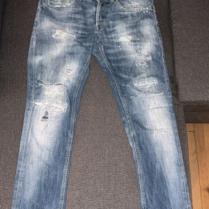 Dondup jeans - Säljer mina dondup jeans i modellen george för att jag inte gillar slitningarna, dom är storlek 32 men dom är rätt små i midjan så jag skulle säga att dom är 30-31. Priset är inte hugget i sten. Alla slitningar är lagade.