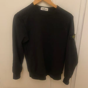 Stone Island tröja - Jag säljer den här tröjan för att den börjar bli för liten. Skicket är 8/10 så väldigt bra. Det är bara att höra av sig om du har någon funderingar/ Frank😁