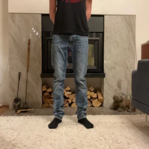 Nudie jeans - Säljer ett par as sköna nudies. Knappt använda vilket syns på skicket. Soft tvätt. Storlek 29:32.