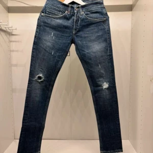 Dondup george  - Tja, säljer dessa asfeta dondupsen me riktigt goa slitningar. Modell george. Klassisk femficksdesign och knappgylf. Kom pm vid frågor eller funderingar!😁🤝