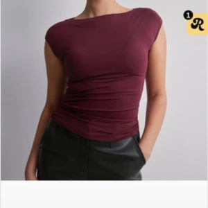 Vinröd topp - Snygg vinröd topp med tight passform från Nelly❤️