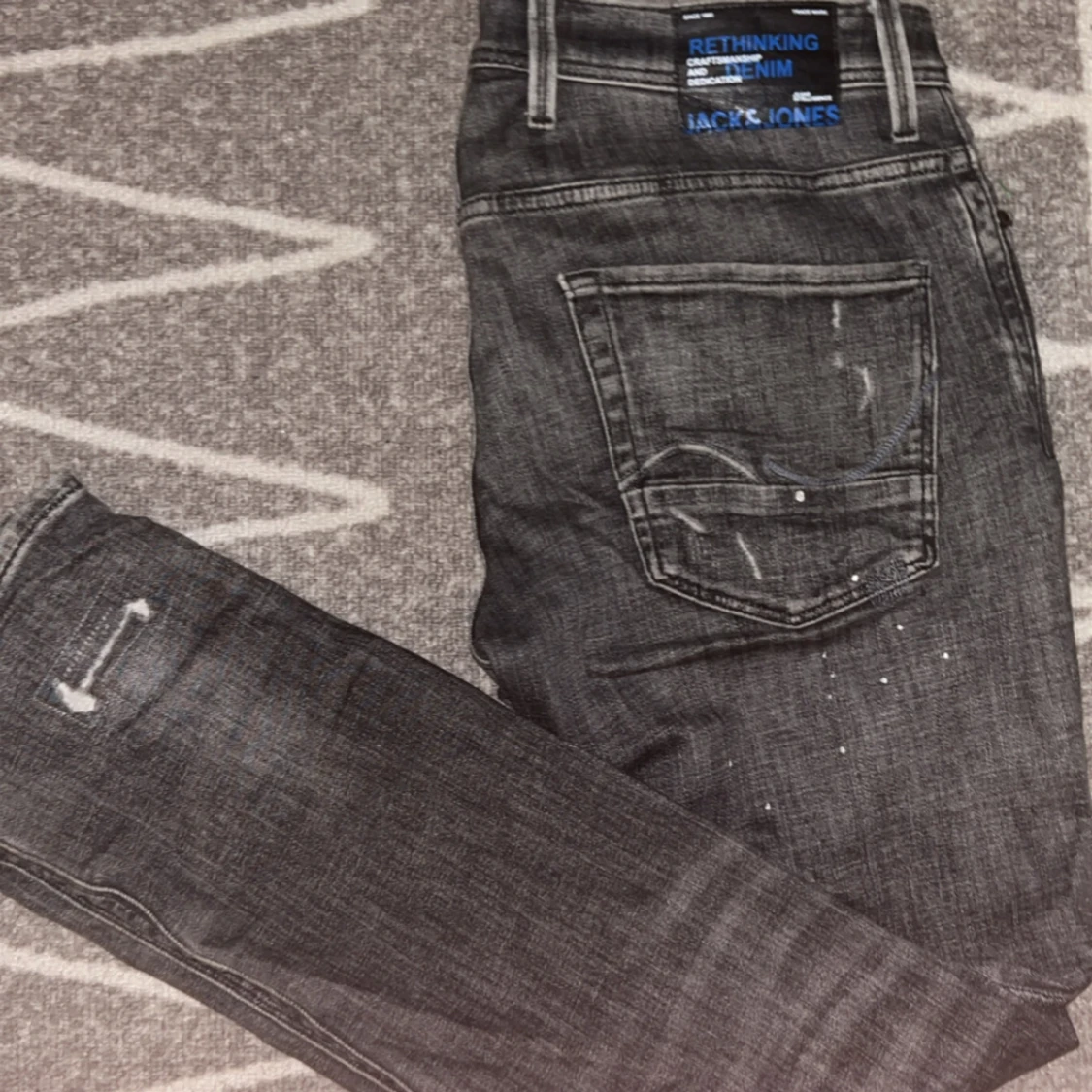 Svarta slitna jeans från Jack & Jones - 1