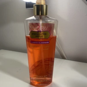 Enchanted Apple Fragrance Mist från Victoria's Secret - Säljer en Enchanted Apple Fragrance Mist från Victoria's Secret. Perfekt för den som älskar fruktiga och fräscha dofter.