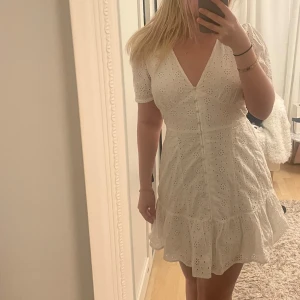 Vit klänning - Säljer denna fina vita klänningen jag hade på min student. Tror det är storlek 36/S men passar även 34/XS. Har sytt om armarna lite då dom inte sitter lika tajt längre. Har även sytt in lite längst ner så den inte ”går ut” lika mycket. Annars i bra skick. 