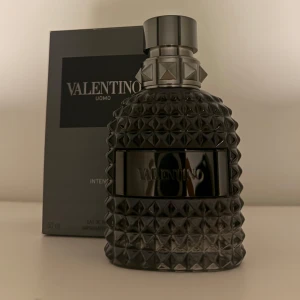 Valentino Uomo Intense EDP - Elegant och maskulin parfym från Valentino med noter av vanilj, iris och läder. Flaskan har en lyxig design med ett mönstrat glas och en chrom korn. Perfekt för den som vill ha en djup, sofistikerad men även sexig doft. Parfymen är knappast använd, då jag har så många andra parfymer. Skulle säga att drygt 42ml är kvar av 50ml. Nypris ligger drygt på 899-1000kr för 50ml medans mitt pris är 649k. Hör gärna av er om ni är intresserade eller om ni har några frågor. 