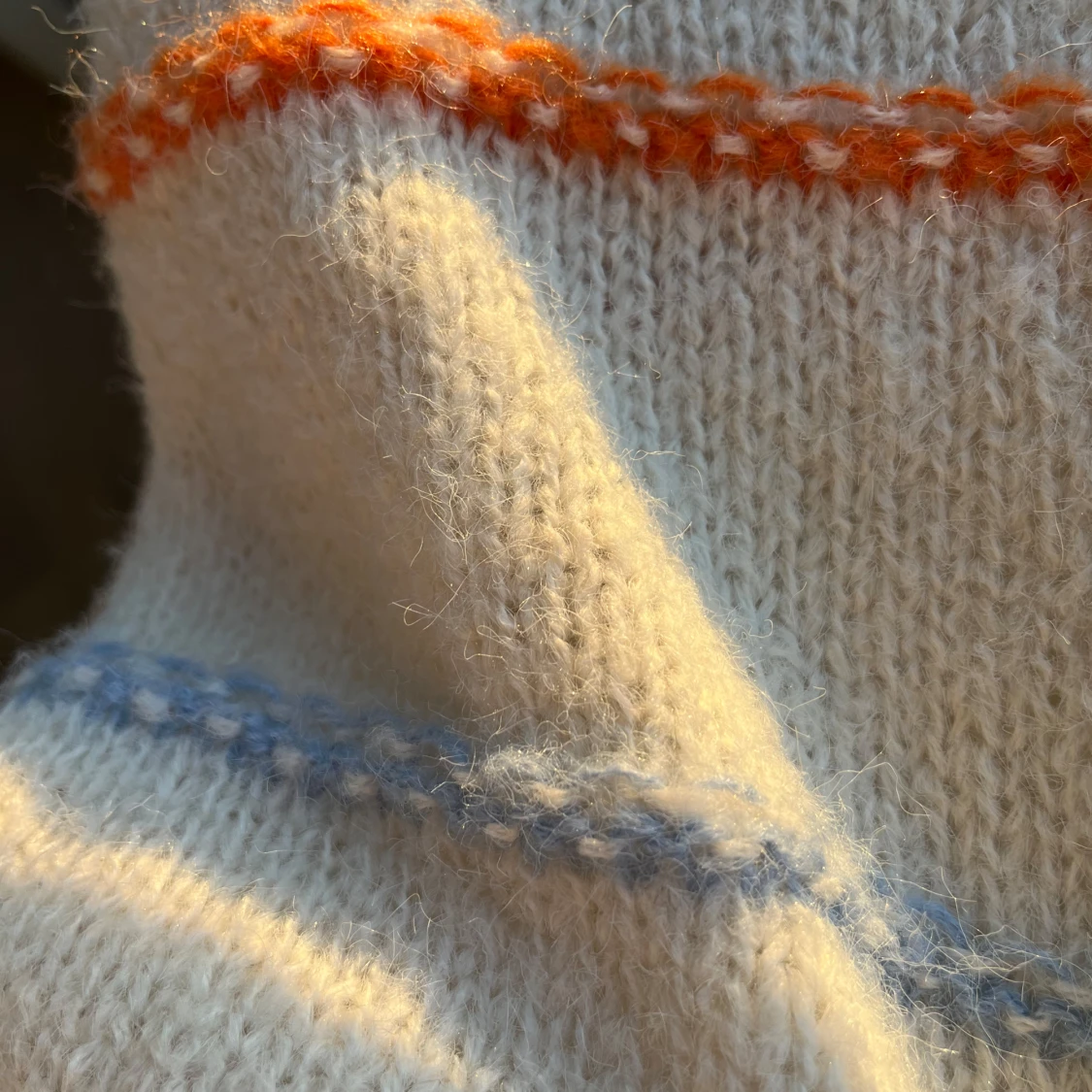 Stickad tröja med färgglada ränder - 1