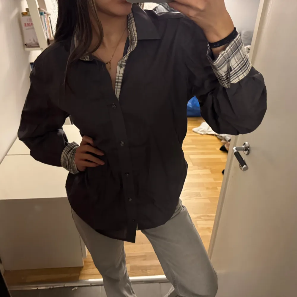 Säljer en super fin grå skjorta från Bertoni. I super bra skick och passar både som casual look och till lite mer uppklädda sammanhang. Passar mig som bär S vanligtvis. Paidat.