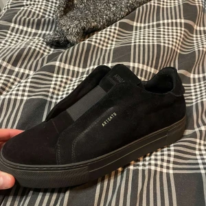 Svarta sneakers från Axel Arigato - Snygga svarta sneakers från Axel Arigato i mocka.