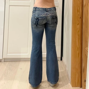 Lågmidjade/mid waist bootcut jeans med detaljer🤩 - Midja 34 cm plus mycket stretch rakt över, gren 22 cm o innerben 74 cm💕jae 169 o xs-s för referens! 