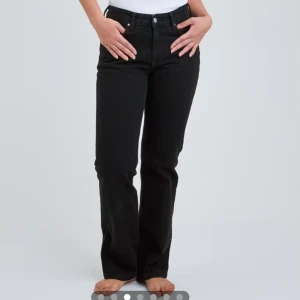 Svarta bootcut jeans - Snygga svarta bootcut jeans med låg midja.  Perfekta för en stilren look och passar till många olika outfits. Nypris 699