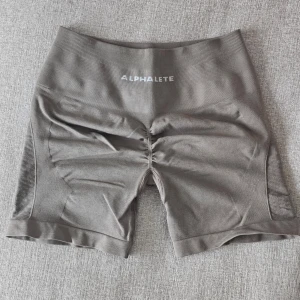 Alphalete shorts, Medium - Fina Alphalete shorts. Använda fåtal gånger, var lite för stora. Storlek M. Tycker dom är lite mer begie än vad jag ser på fotot, varmare ton. Slutsåld färg.