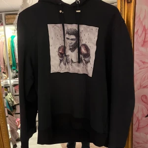 Limitato hoodie muhammad ali - Säljer en svart hoodie från märket limitato som är sjukt grisch. Använd men i bra skick. Bara hoodien medföljer. Tveka inte på att höra av dig