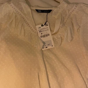 zara blus  - säljer denna fina blus från zara, på bilden är prislappen kvar men inte längre! i princip aldrig använd🥰