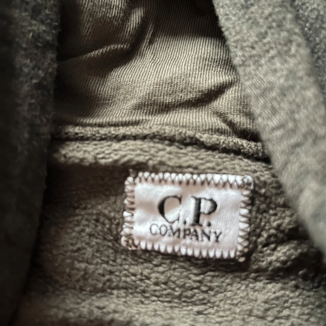 Mörkgrå hoodie från C.P. Company - 2