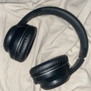Brusdämpande hörlurar - Trådlösa brusdämpande hörlurar, sitter bekvämt och kan justeras. Den kommer med sladd som passar till laddning. Använd enbart ett par gånger. 
