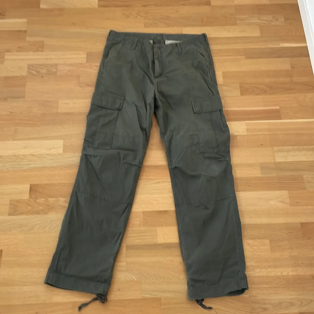 Säljer ett par gröna cargobyxor från Carhartt, baggy passform. Farkut & Housut.