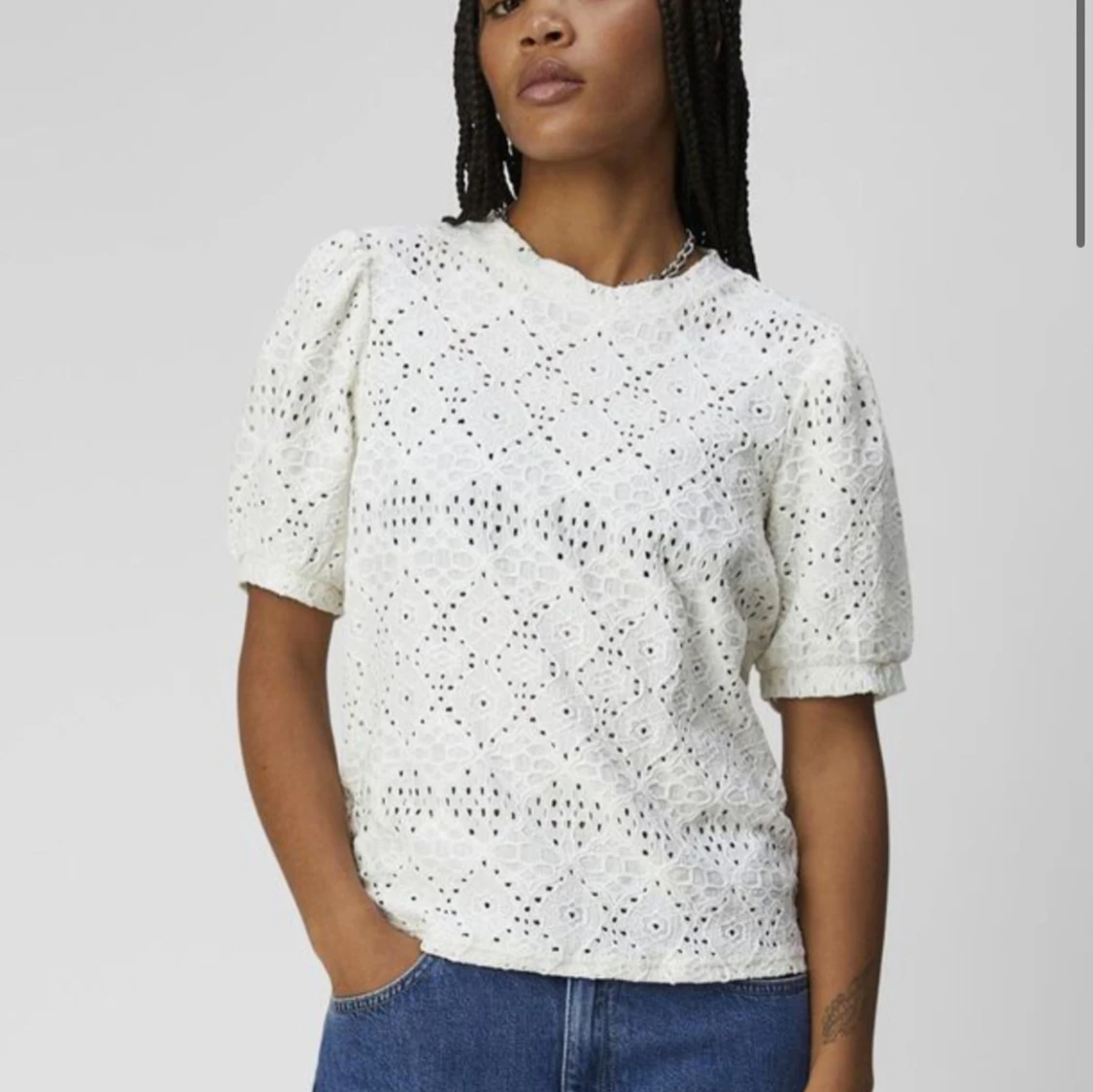 Vit blus med broderade detaljer - 1