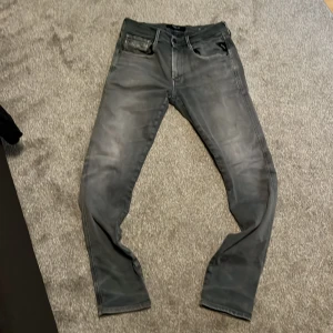Replay anbass jeans - Säljer dessa gråa replay jeans har aldrig kommit till användning på grund av att dom vart för små. Skick 9/10 
