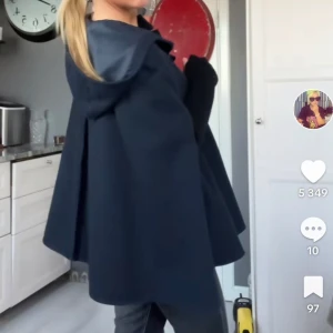 SÖKER denna blå kappa med luva 💙❤️‍🔥 - Jag SÖKER den här marinblå kappan med luva, kan betala väldigt bra! Vet inte vart den är ifrån men om någon vet får de gärna också skriva 💙🪩