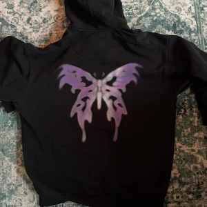 weekday zip hoodie - svart zip hoodie från weekday, men lila fjäril på ryggen. storlek XS men den är väldigt oversized så sitter nästan som en M. väldigt bra skick! 