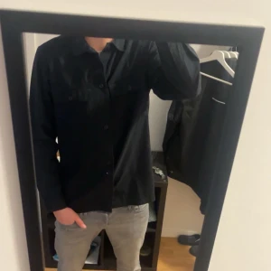 Marinblå overshirt - hej! säljer denna snygga marinblå overshirt från jack & jones. Helt ny, endast testad. Storlek XL men passar L. pris diskuteras vid köp, hör av dig vid fundering! 