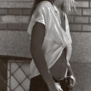 Vit omlott topp - Snygg vit omlott topp i satin med korta ärmar och knytning framtill. Jätte snygg åt båda hållen och i nyskick 