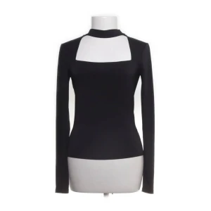 Svart topp - Jättefin svart långaärmad topp från NAKD i storlek S!