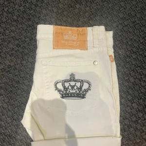 Vita shorts från Victoria Beckham - Snygga vita shorts från Victoria Beckham, köpta på Vinted men var för små för mig. De har en klassisk design med upprullade ben och knappar i silverfärg. Perfekta för en avslappnad stil med en touch av lyx✨✨