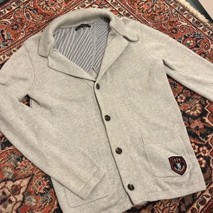 Beige Bondelid cardigan! - Säljer denna sjukt feta bondelid cardigan! Den har randigt inuti men det är bara på toppen så den är riktigt go stickad inuti!