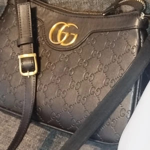 Väska  - Ny fin väska , avtagbart och inställbart axelband. 