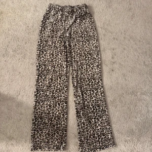 Leopard byxor - Leopard byxor från Gina, snörerna är borta men går såklart att köpa nya och sätta i!💓