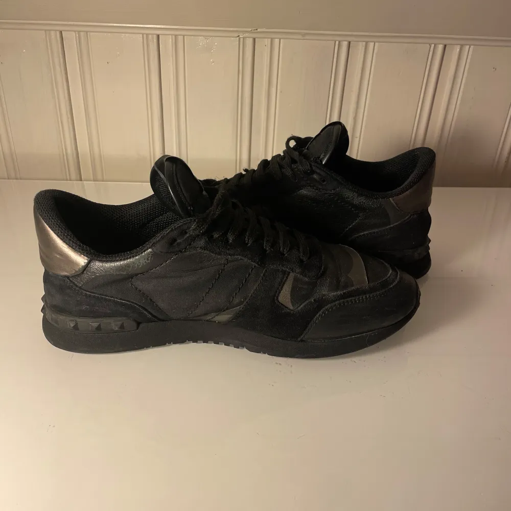 Säljer ett par stil rena Valentino Garavani Rockrunners sneakers i svart. De är tillverkade i skinn och syntetmaterial. Riktigt bra för alla årstider och för ett bra pris! Skriv gärna om ni har några frågor!. Kengät.