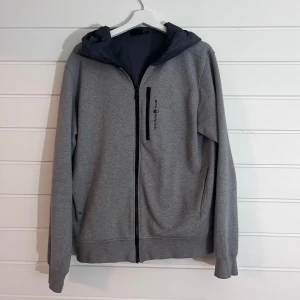 Sail Racing jacka  - Sail racing jacka köpt för 1900kr! Andvänd men inga hål eller synbara defekter förutom de fläckar som syns på sista bilden, (Inget man tänker på) pris är ej hugget i sten! 🤝