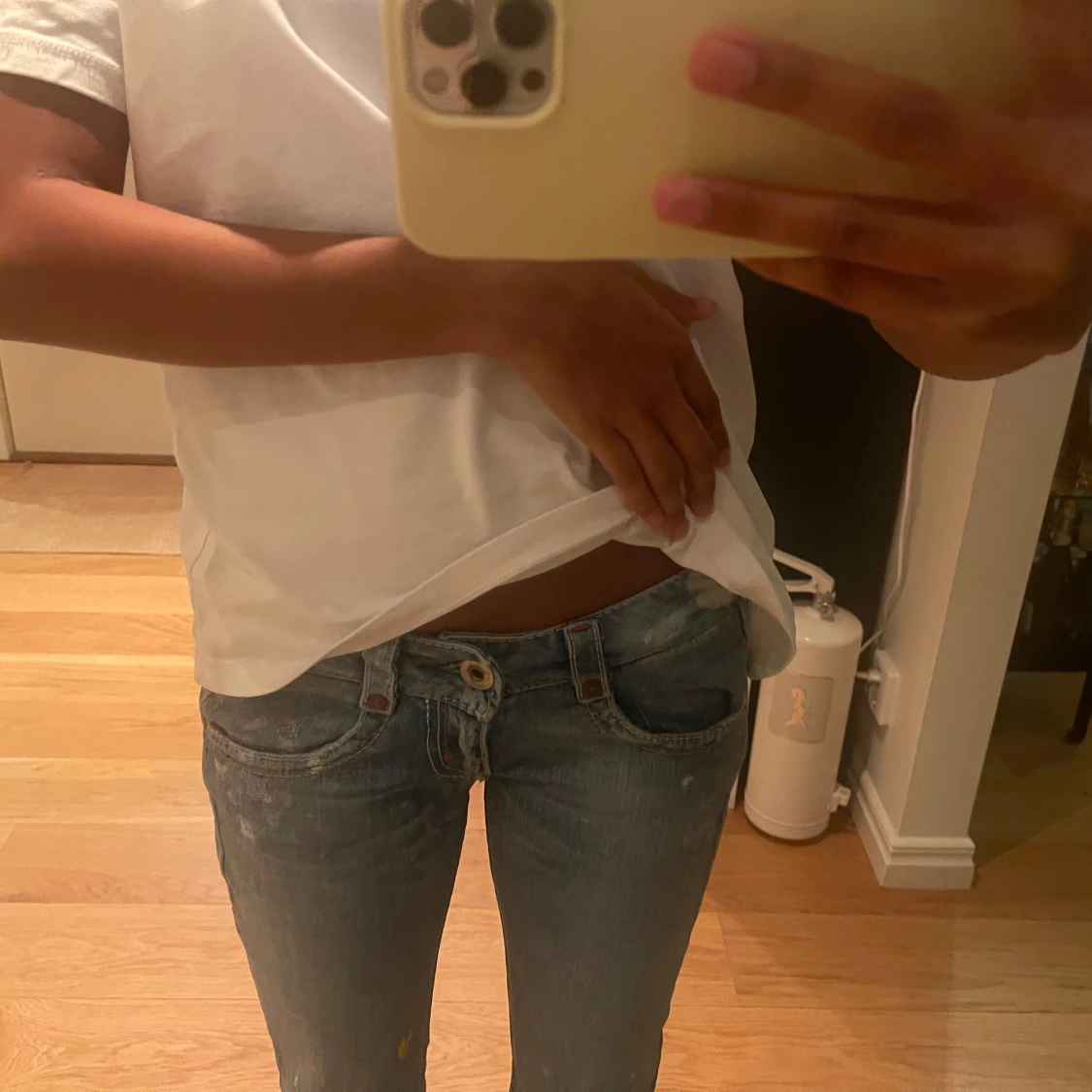 Blå bootcut jeans med färgstänk - 2