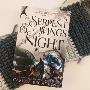 The Serpent & The Wings of Night - Säljer boken "The Serpent & The Wings of Night" av Carissa Broadbent som är den första delen av The Nightborn Duet serien. Boken är oläst, alltså i helt ny skick! Använd köp nu knappen eller skicka prisförslag 🥰