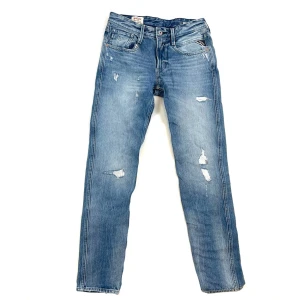 Replay Anbass Jeans - Replay Anbass Jeans | Ett par sjukt feta, trendiga & enormt eftertraktade jeans - passar allt! | Skick 9.5/10, EXTREMT bra! | Storlek W29, modellen är  runt 173 cm & väger cirka 60 kg | Priset är alltid diskuterbart vid snabb affär! | Nypris 4000kr | Hör mer än gärna av dig vid minsta möjliga fråga eller fundering så svarar vi med glädje! | GardeGrisch - Registrerat företag 🙌🏻