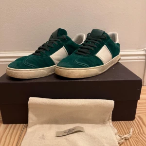 Valentino flycrews  - Säljer nu min stilrena valentino flycrews perfekt inför inför den kommande våren och sommaren. Box och dustbag ingår, tyvärr saknas 2 nitar på vardera sko därav har jag dragit av priset. Tveka inte att skriva om ni har någon fråga.