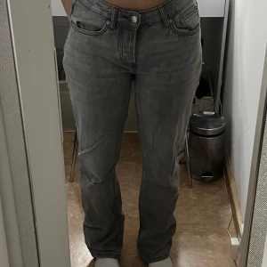 Lågmidjade Grå jeansbyxor - Knappt använda. Jättefina! Och lågmidjade 